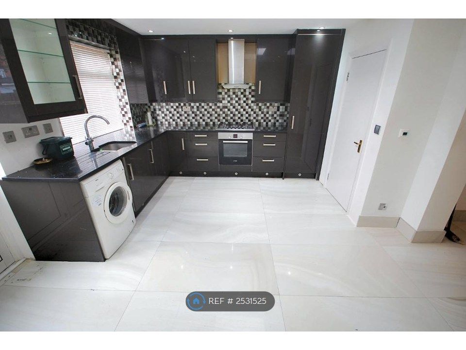 Property photo 1 of 11 Kitchen