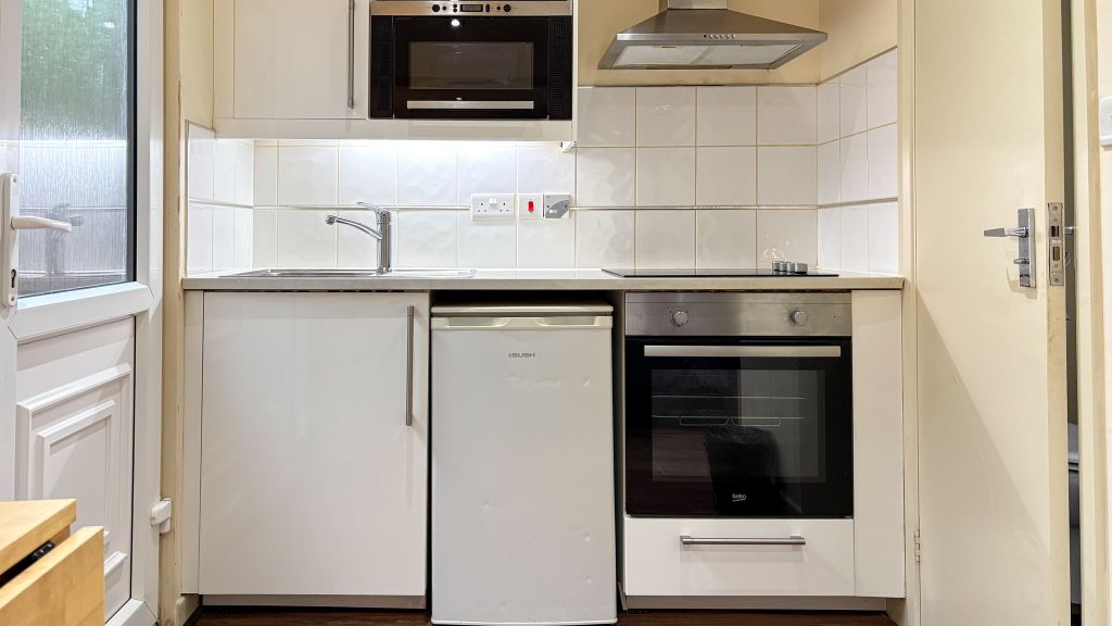 Property photo 2 of 6 Kitchen