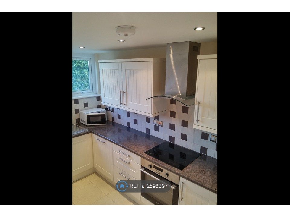 Property photo 3 of 10 Kitchen 2/2