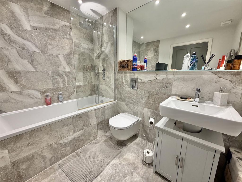 Property photo 3 of 23 Bathroom