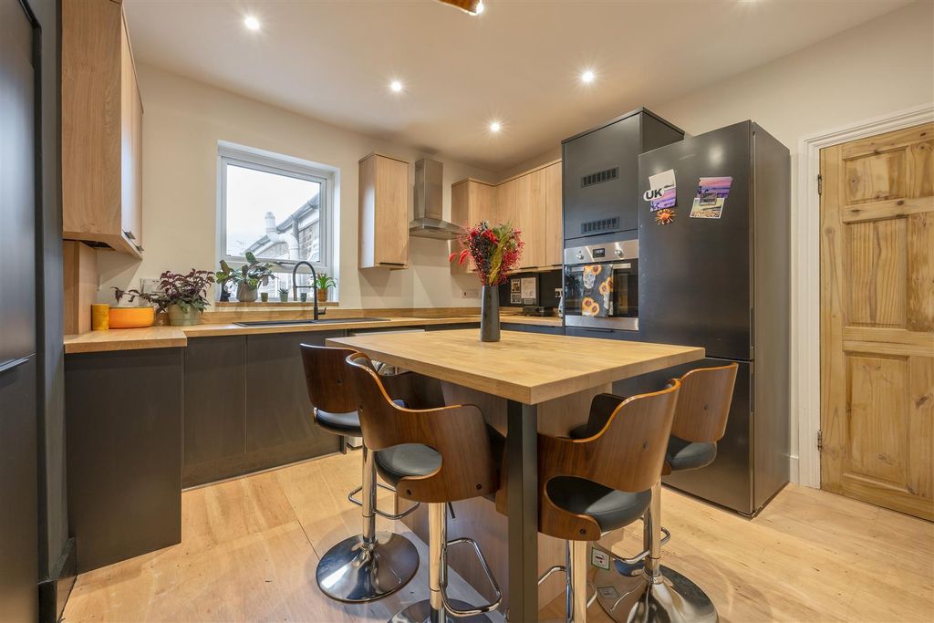Property photo 3 of 19 Roglan Road, E17