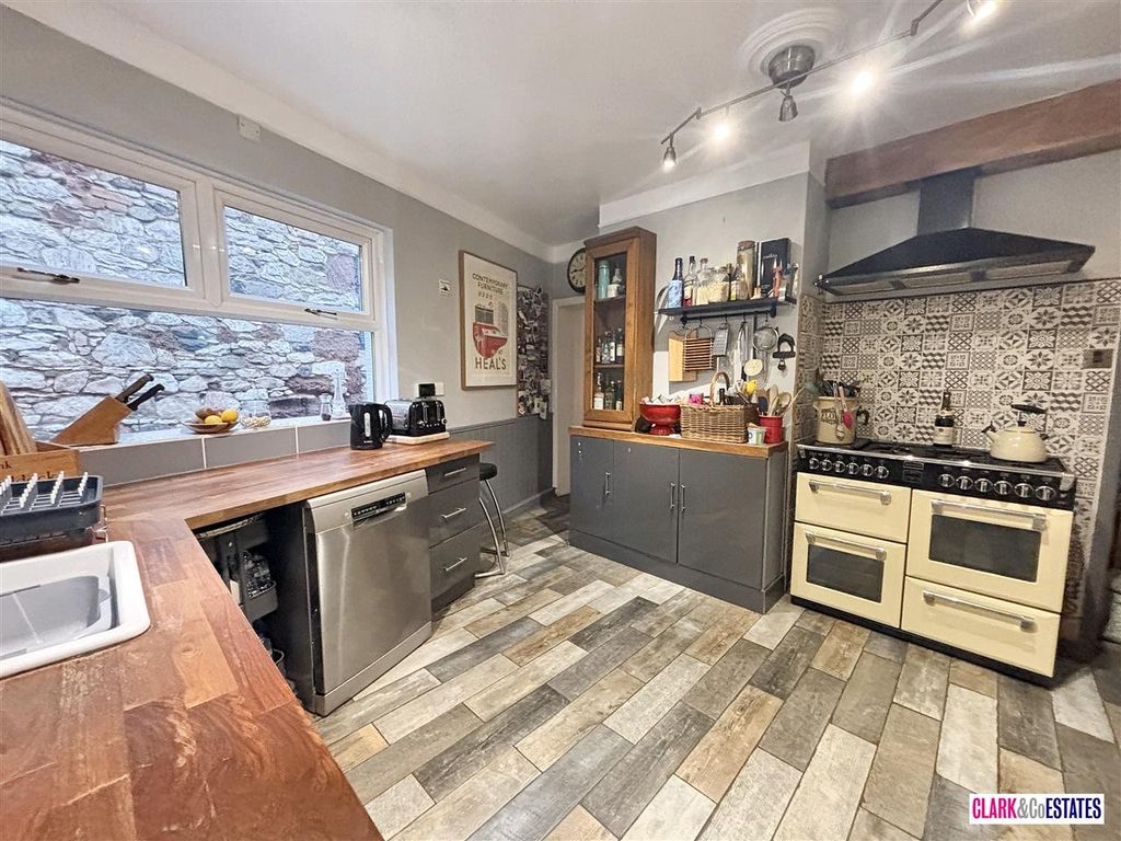 Property photo 3 of 16 Kitchen