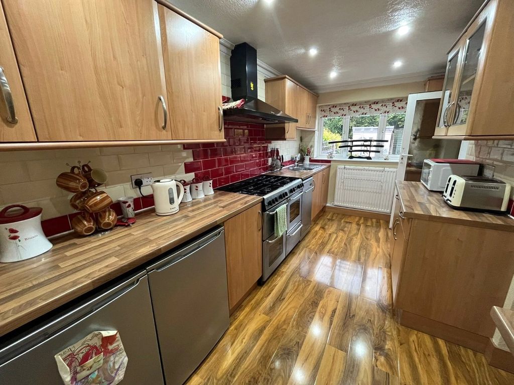 Property photo 2 of 8 Kitchen