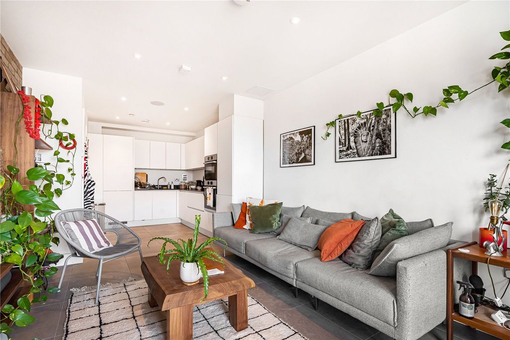 Property photo 3 of 22 Reception/Kitchen