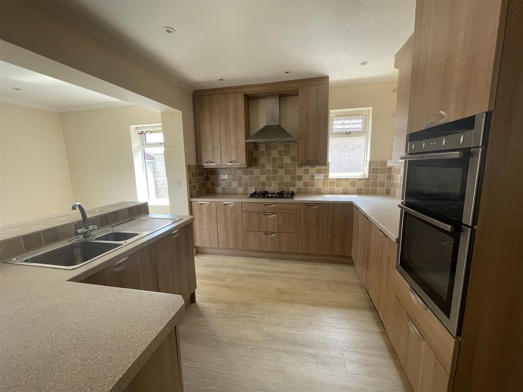 Property photo 3 of 12 Kitchen