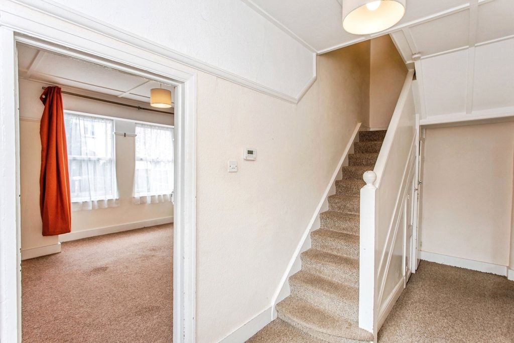 Property photo 2 of 20 Entrance Hall