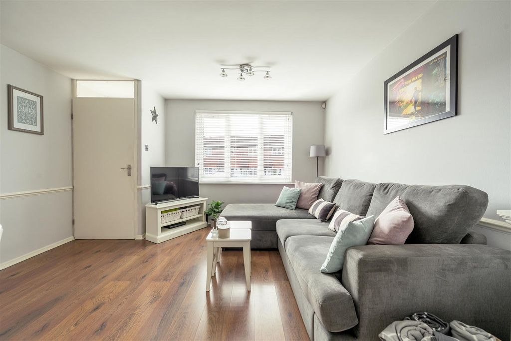 Property photo 2 of 15 Stapleford Close, E4