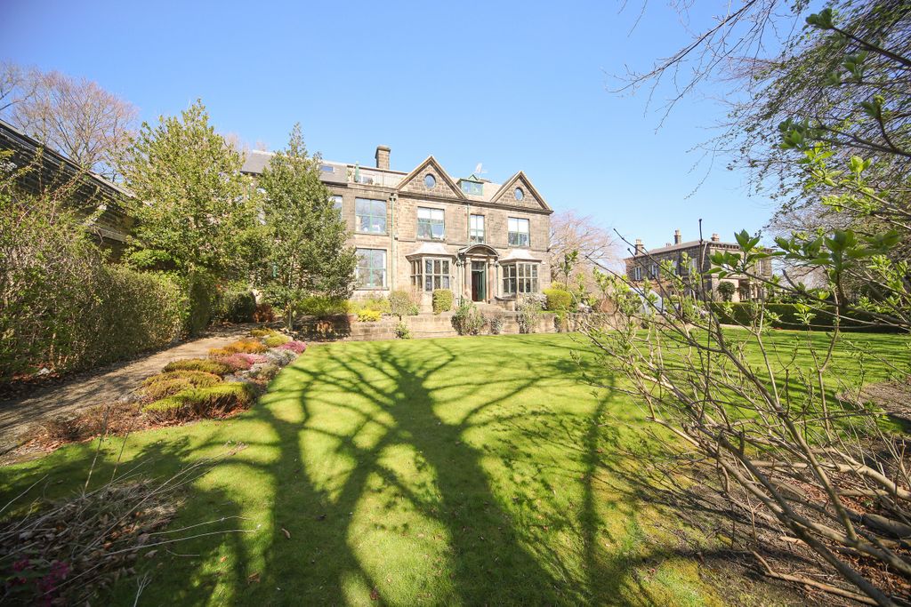 Property photo 1 of 12 Communal Gardens