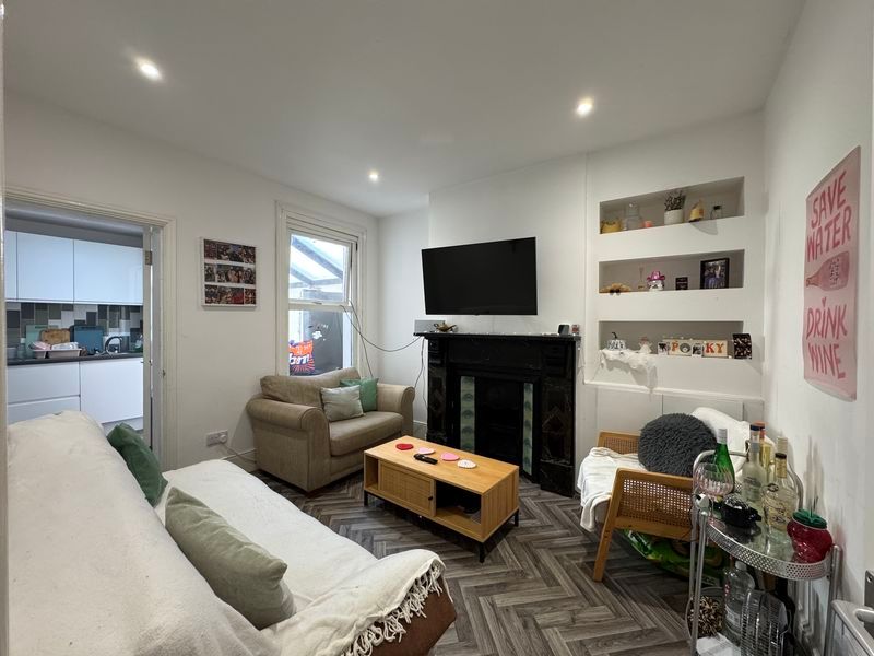 Property photo 3 of 8 Lounge