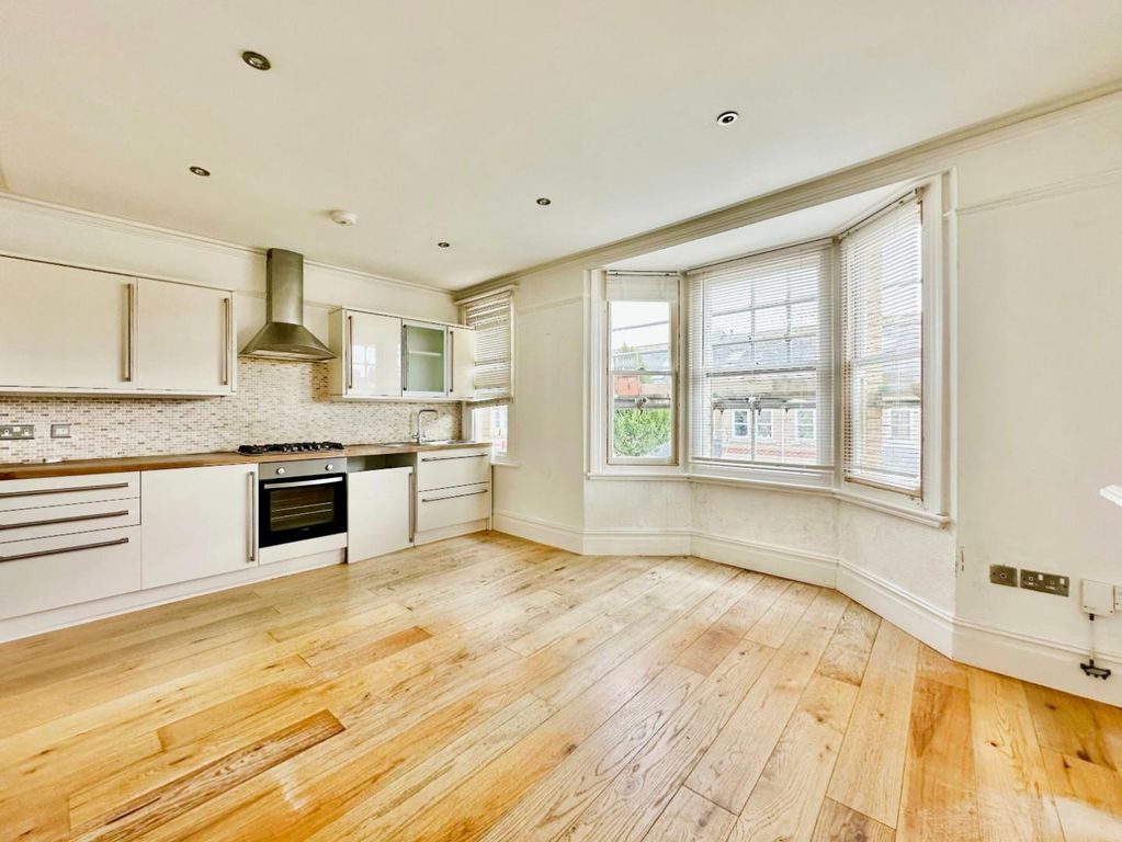 Property photo 3 of 10 48ce5998-Photo 2007-10-2024 2C 2015 2013 2054.Jpg