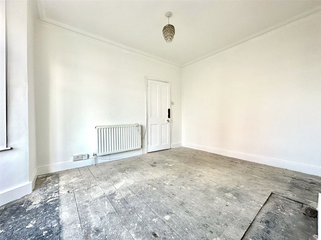 Property photo 3 of 22 Lounge