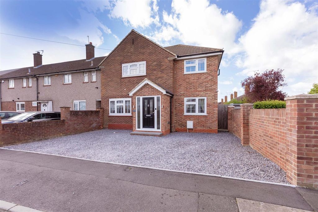 Property photo 1 of 20 340 Cippenham Lane-5.Jpg