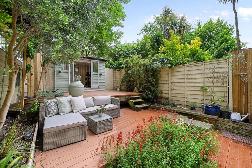 Property photo 1 of 11 Bolingbroke Road
