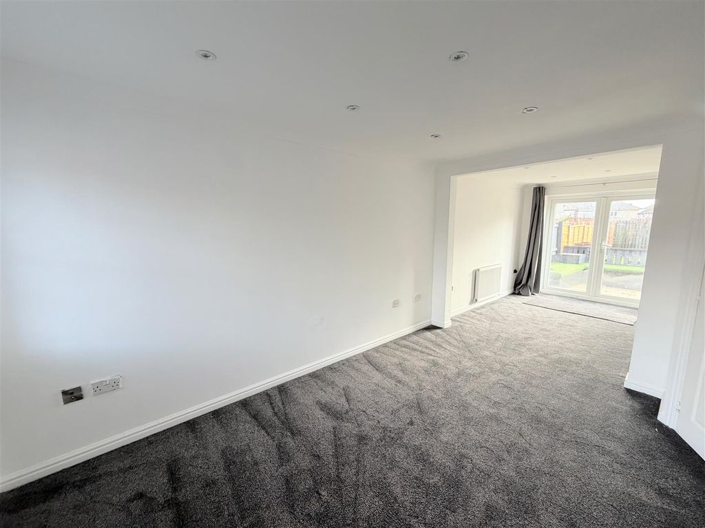 Property photo 2 of 12 Lounge