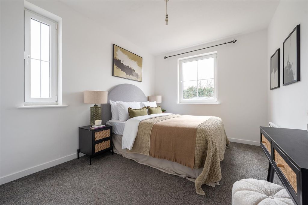 Property photo 2 of 17 Horn Lane, Ig8