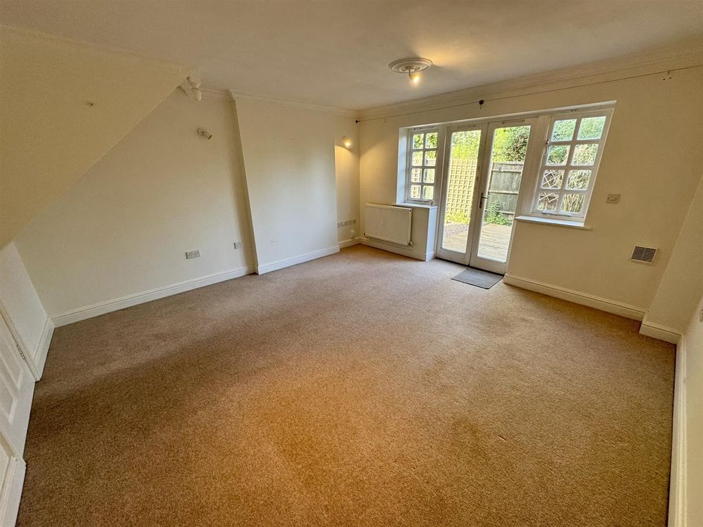 Property photo 3 of 18 Living Room (1/2)