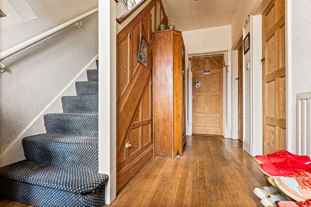 Property photo 2 of 21 Entrance Hall