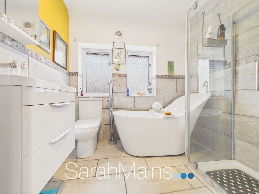 Property photo 3 of 11 Bathroom