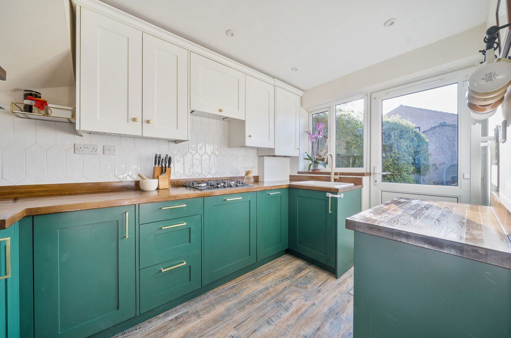 Property photo 3 of 11 1370553-8-68F8B53...