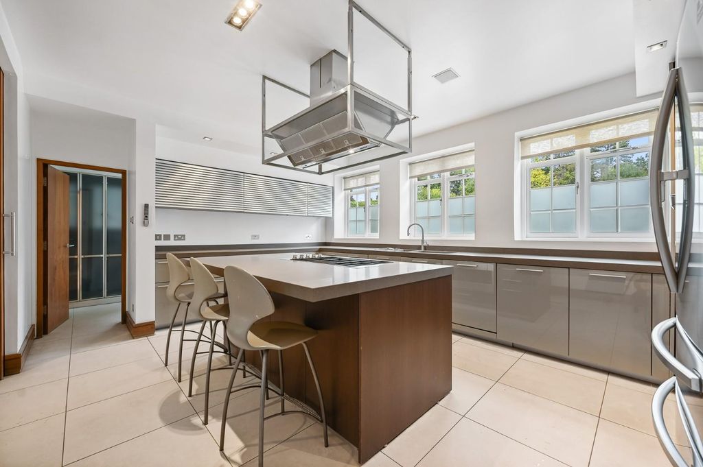 Property photo 3 of 16 Tec - 3 The Bishops Avenue - Kitchen3 (1).Jpg
