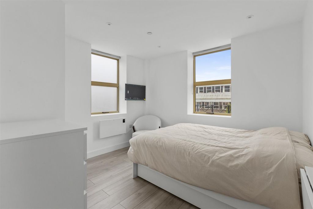 Property photo 1 of 5 Bedroom