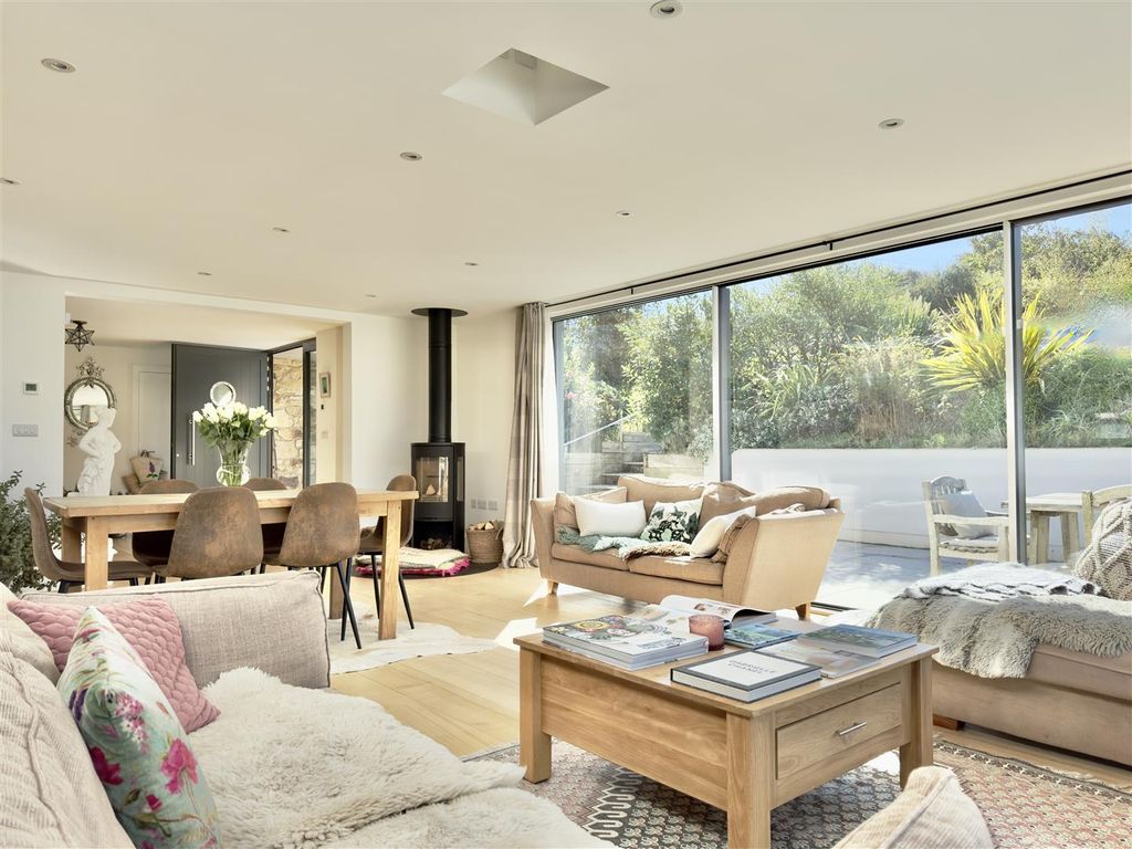 Property photo 3 of 40 Living Room