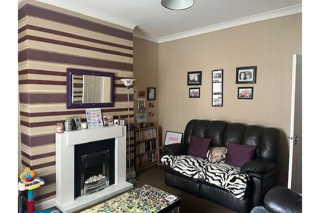 Property photo 2 of 16 Lounge