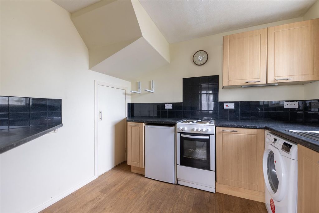 Property photo 3 of 11 Kitchen 2.Jpg