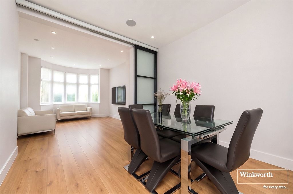 Property photo 3 of 20 Dining Area