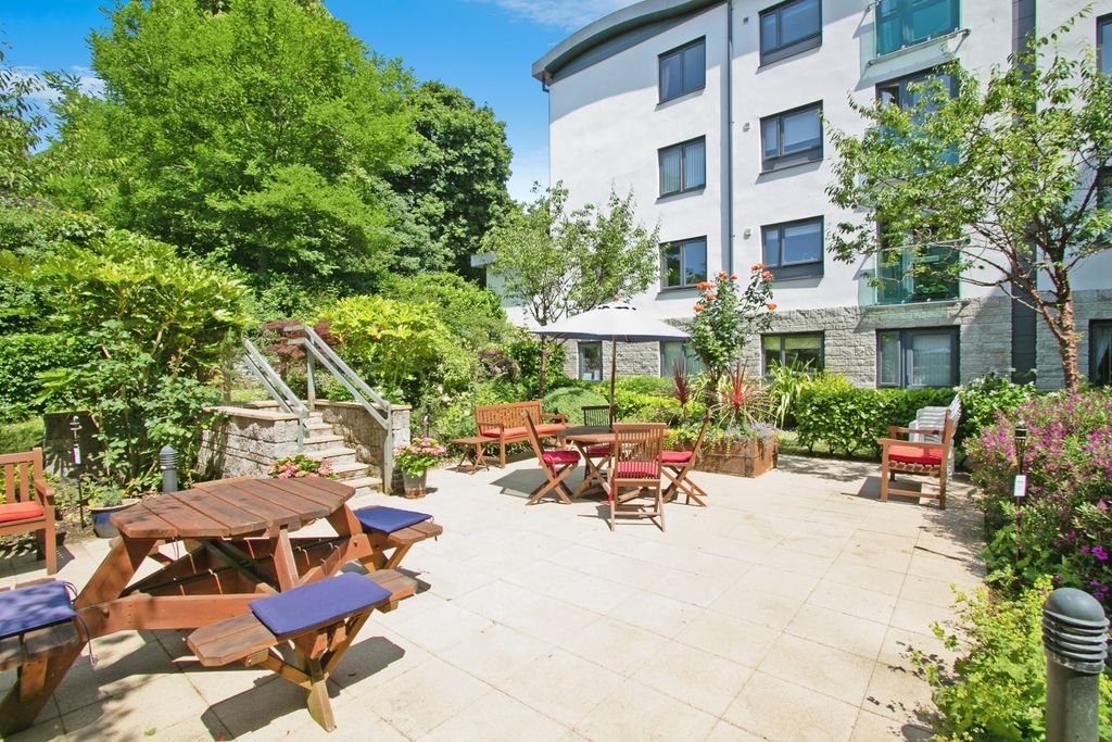 Property photo 3 of 15 Communal Gardens