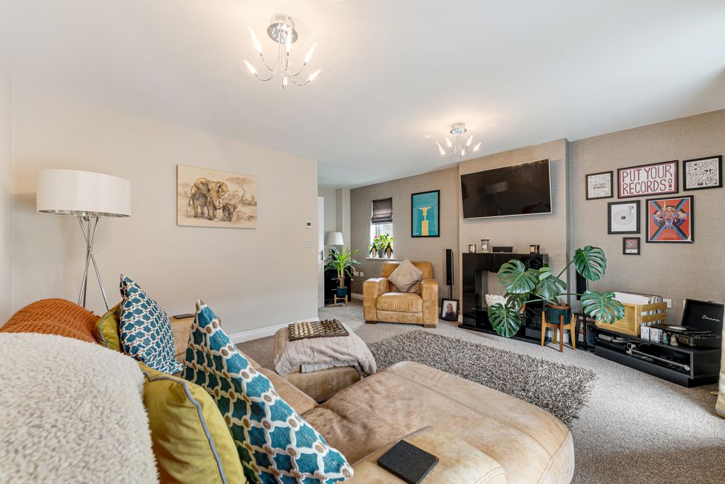 Property photo 2 of 16 15 Runfield Close-14