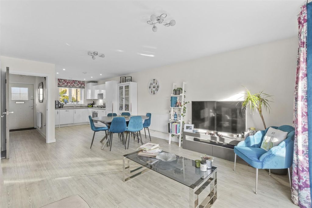 Property photo 3 of 17 7 Farmers Way, Hp27 9Ew-3.Jpg