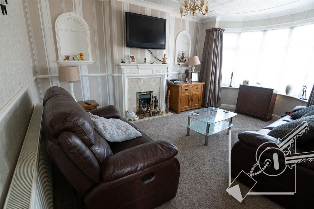 Property photo 3 of 33 Lounge