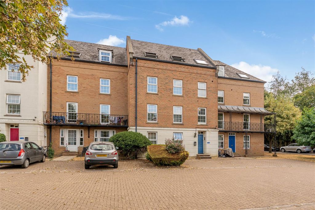 Property photo 1 of 13 19 Victoria Place, Banbury-1.Jpg