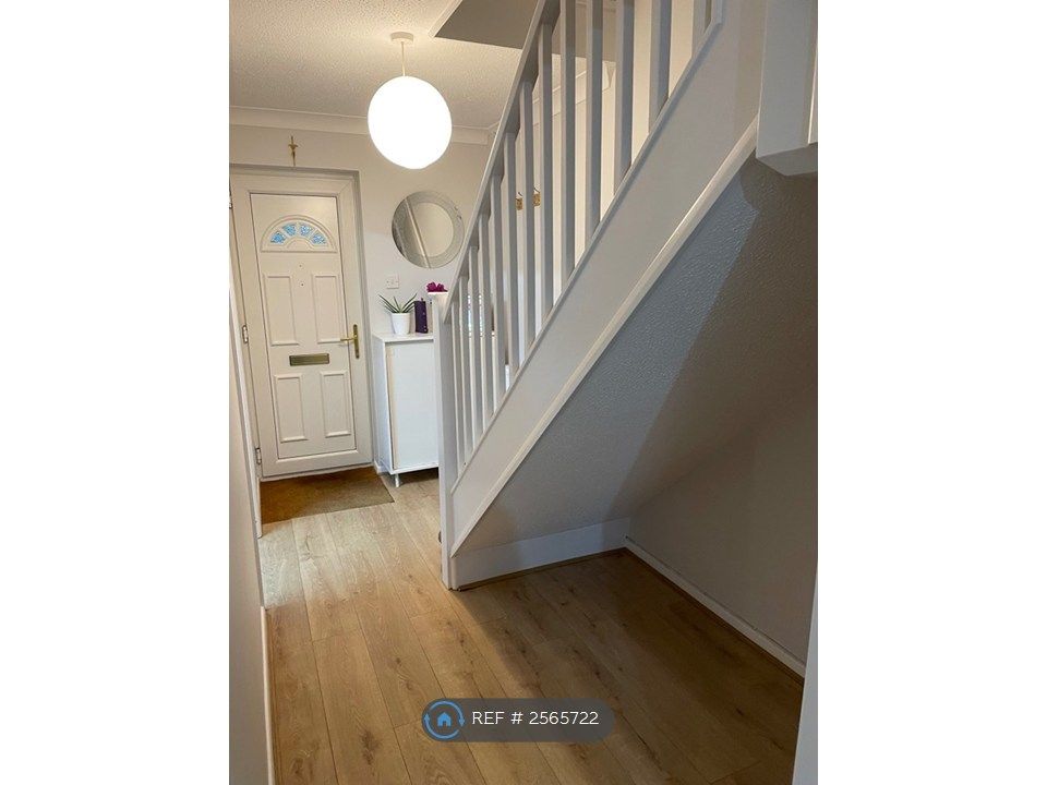 Property photo 3 of 14 Hall Way