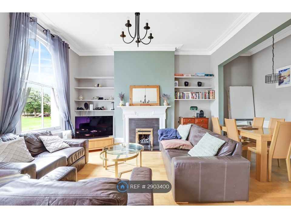 Property photo 1 of 13 Shared Living Room With Dinner