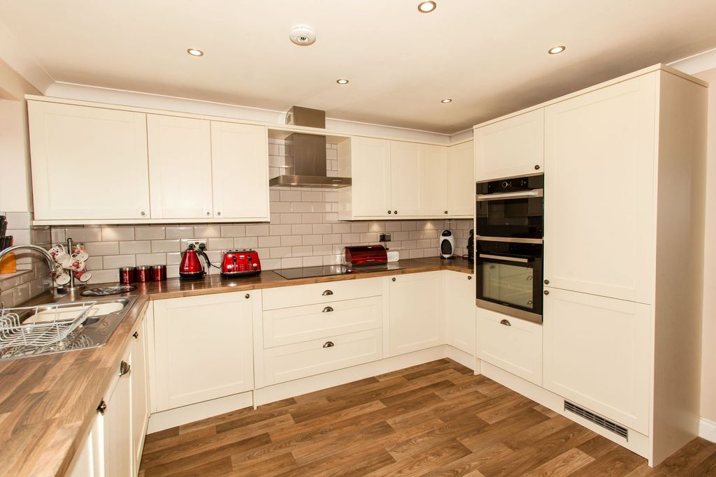 Property photo 2 of 24
