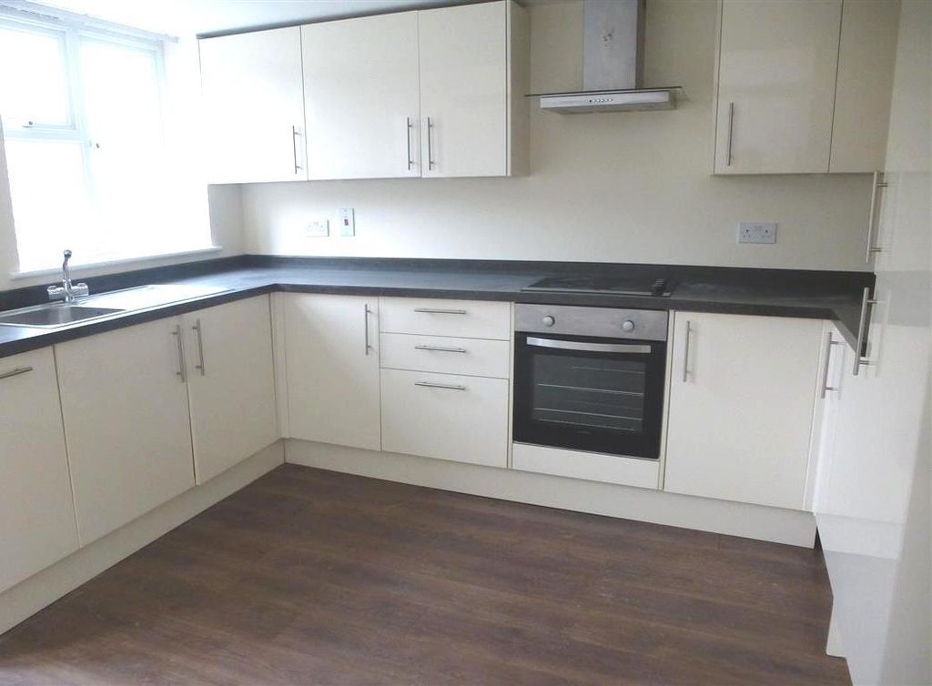 Property photo 3 of 11 Kitchen