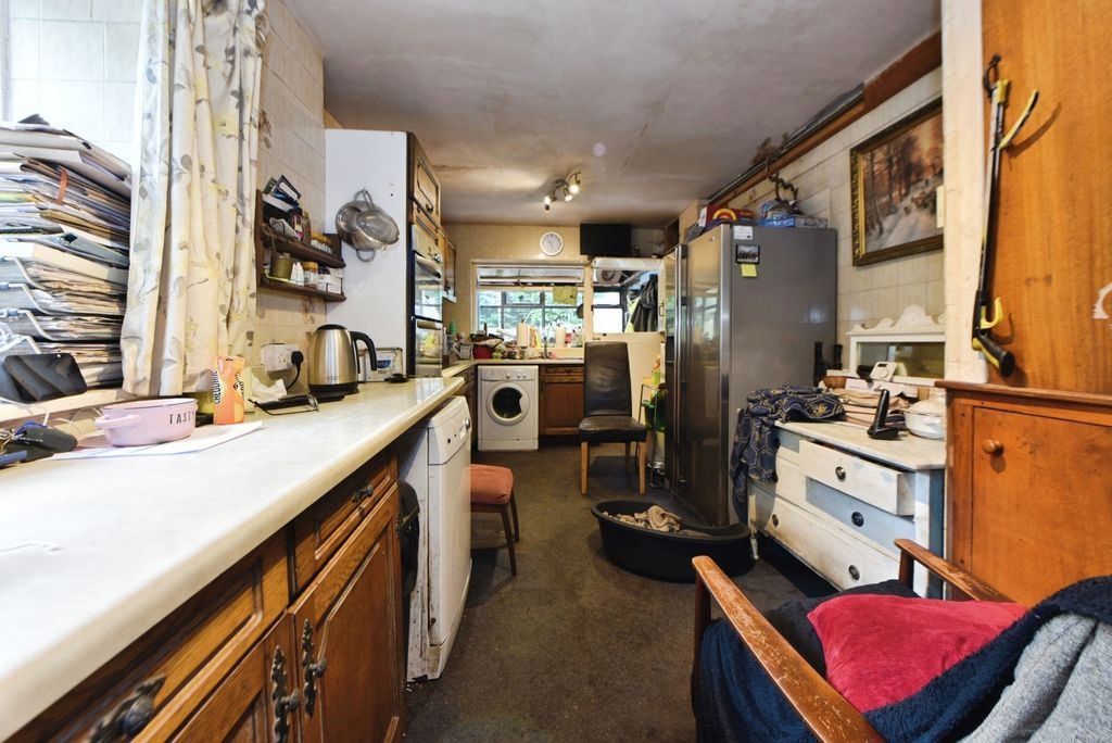 Property photo 2 of 12 Kitchen