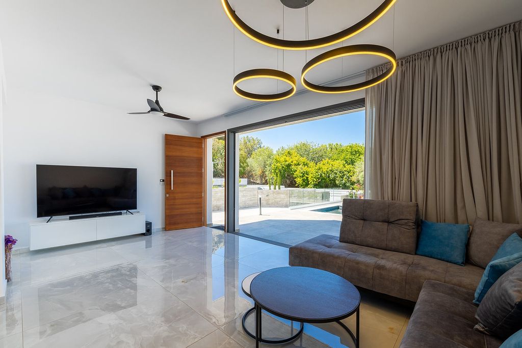 Property photo 2 of 28