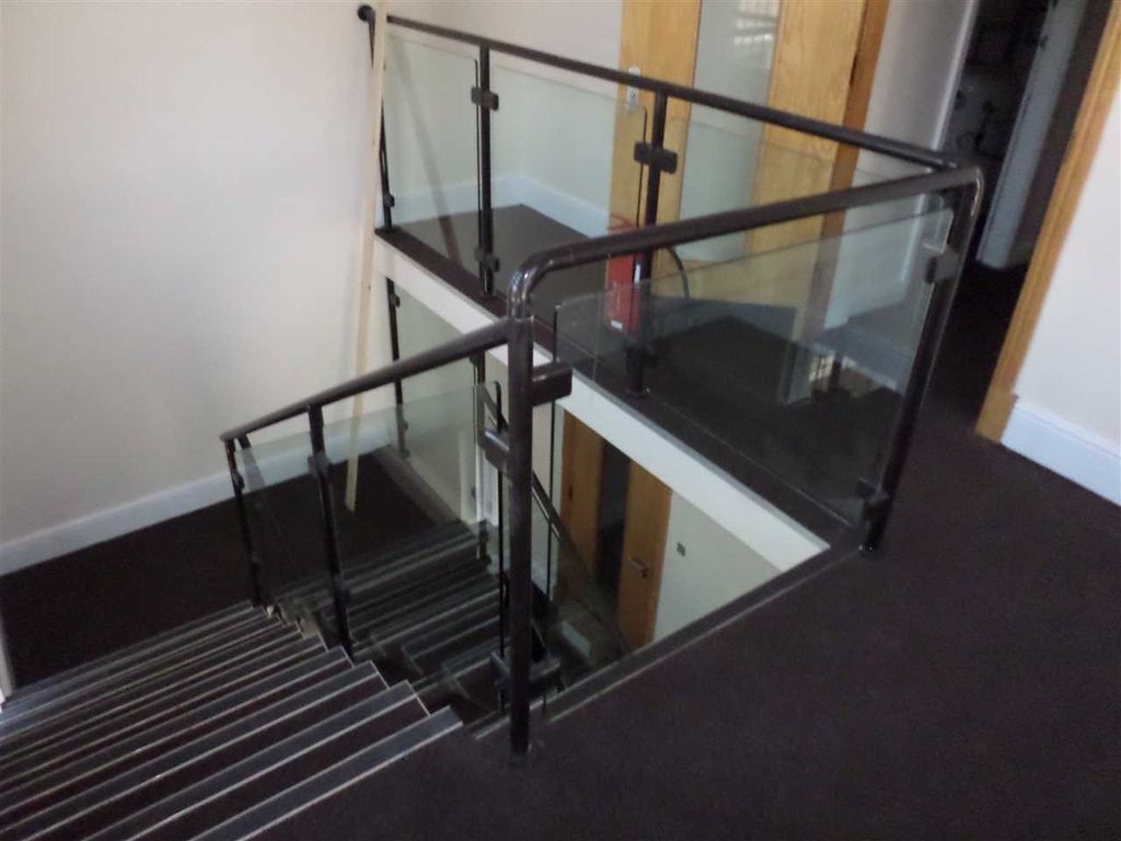 Property photo 2 of 8 Communal Entrance