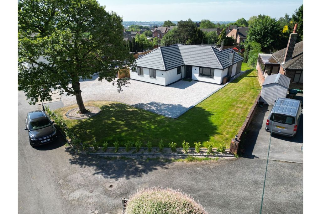 Property photo 1 of 11 Front Garden
