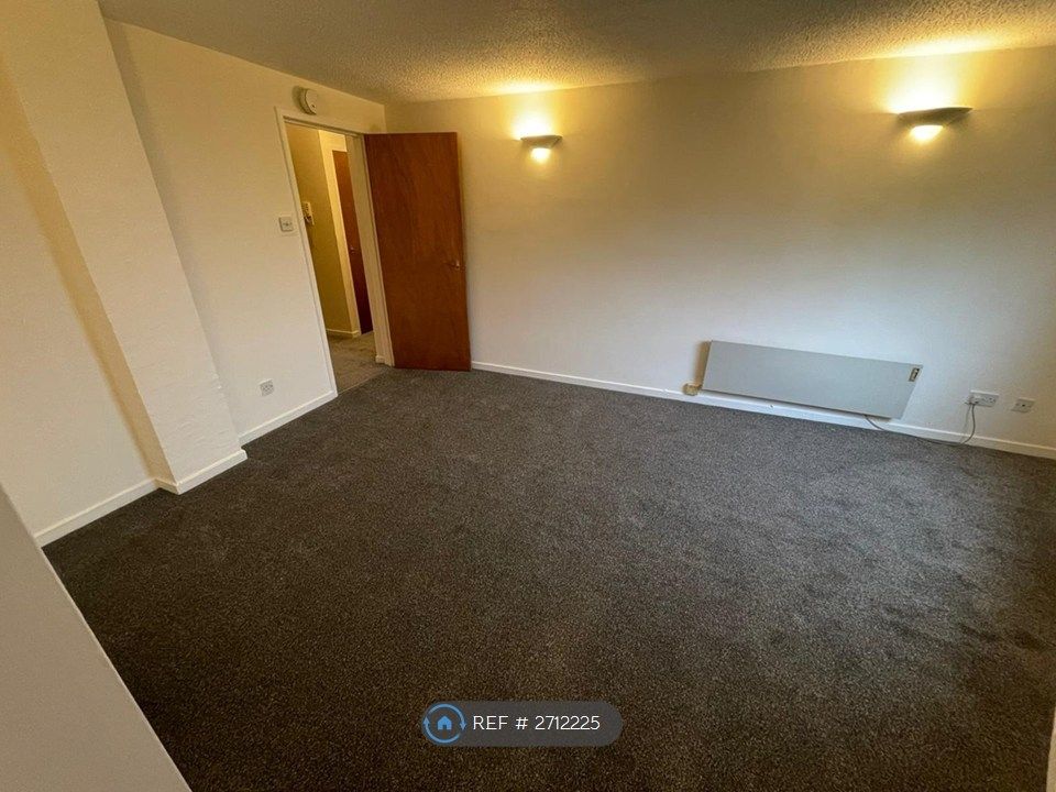 Property photo 3 of 13 Lounge