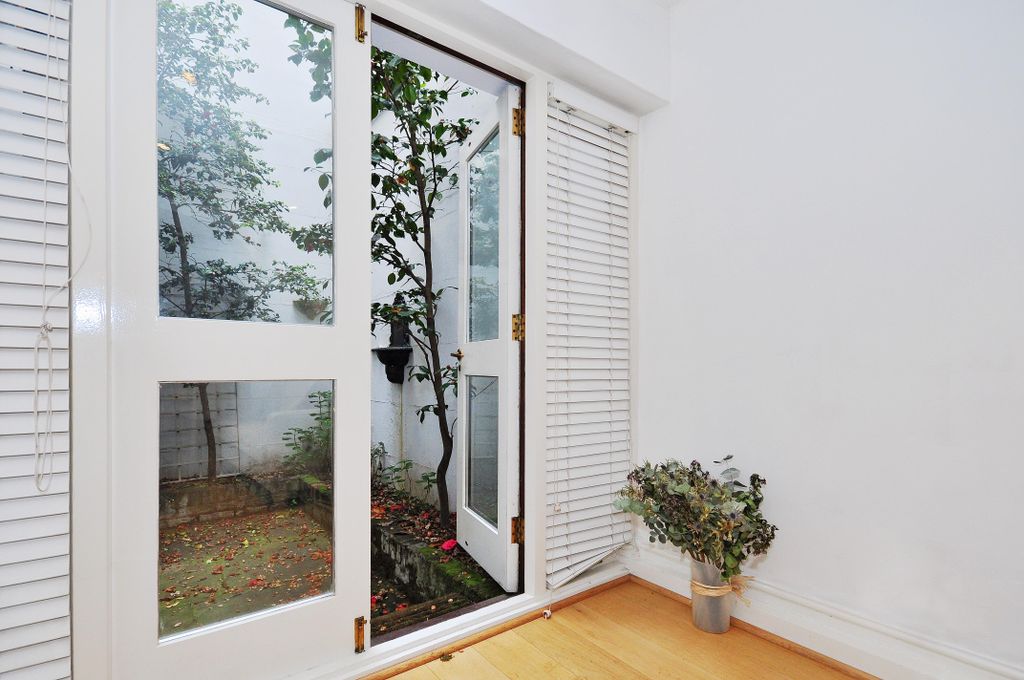 Property photo 3 of 8 Garden