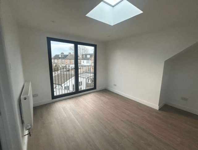 Property photo 1 of 11 Lovely Two-Bedroom Flat With Excellent Transport Links