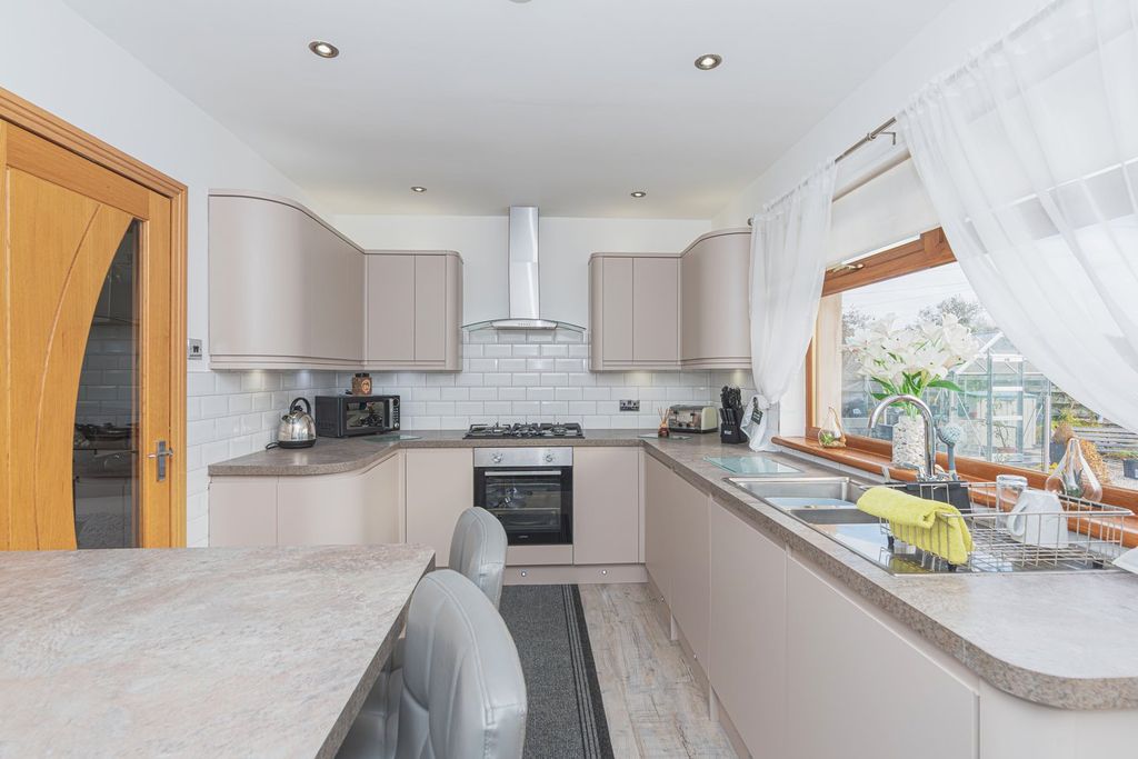 Property photo 2 of 40