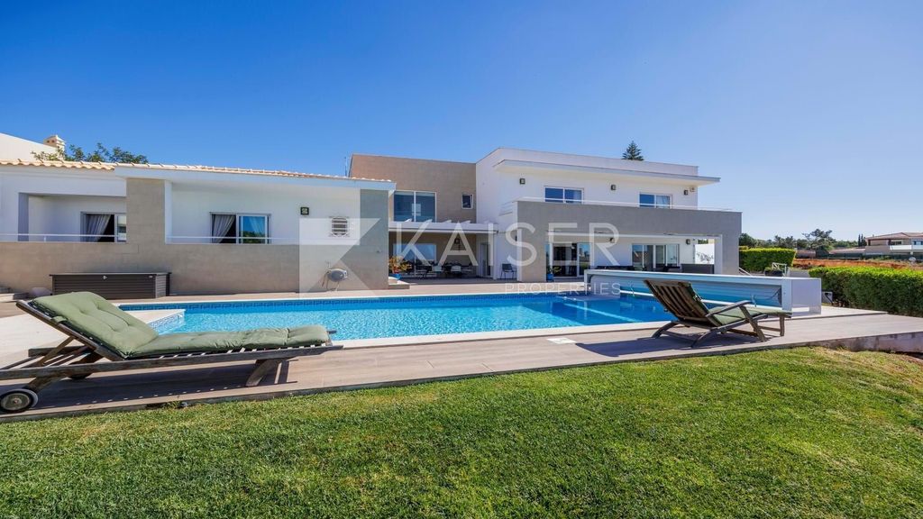 Property photo 1 of 33 Elegant South-Facing Villa With Panoramic Distant Sea Views, Heated Pool And Garage In A Quiet Area