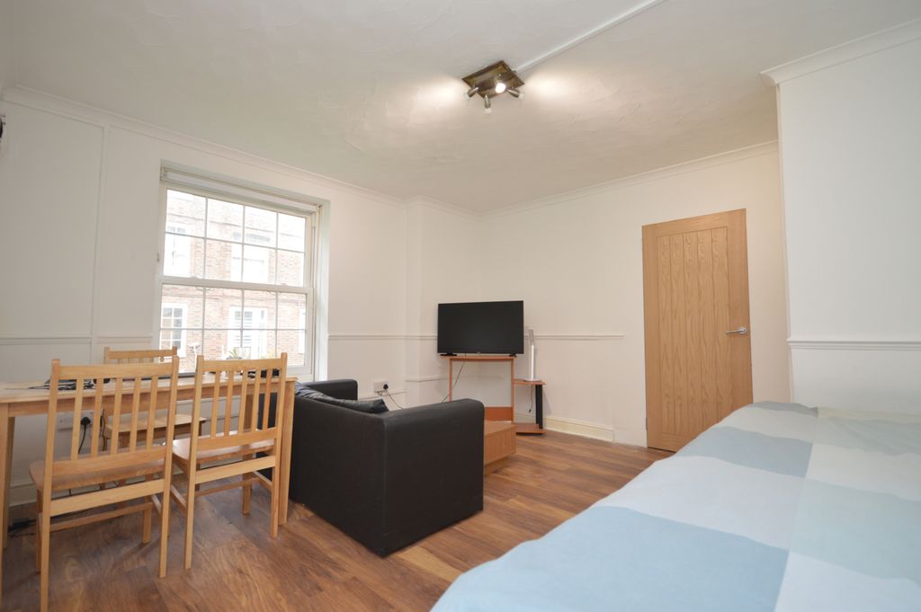 Property photo 1 of 8 Large Double Room To Rent In Shared Flat