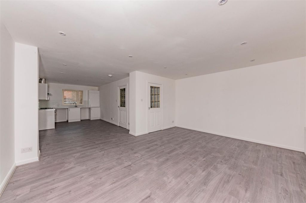 Property photo 3 of 22 45 Craigie Street Dundee-4.Jpg