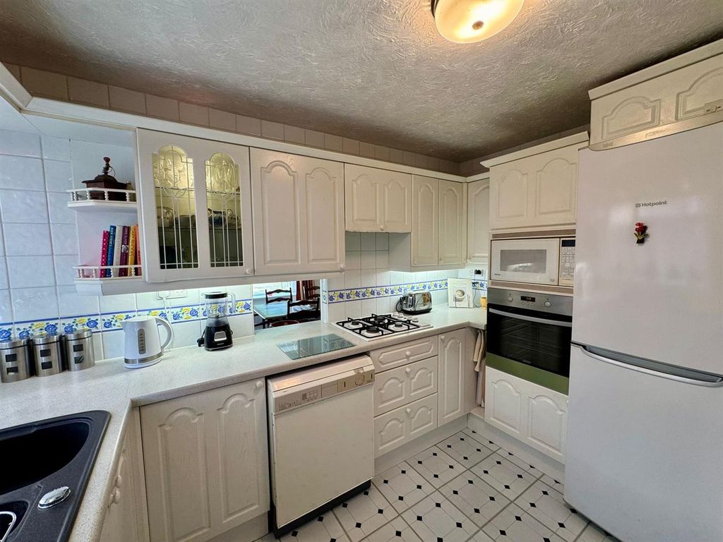 Property photo 3 of 20 Kitchen